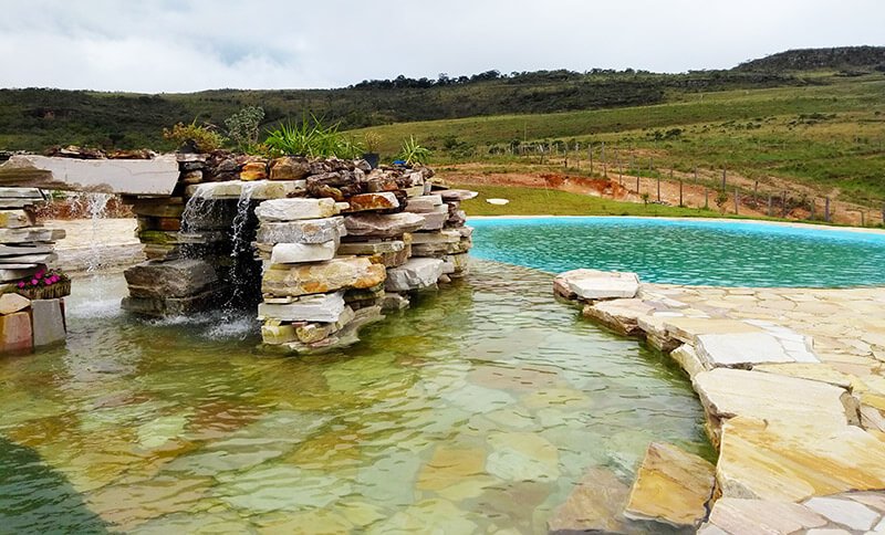 Fonte de pedras da piscina - ótima opção para relaxar após o passeio à Gruta de Sobradinho