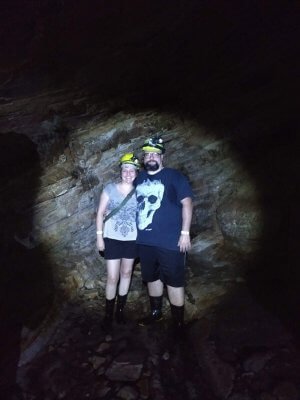 Nós na Gruta de Sobradinho apenas com a luz da lanterna