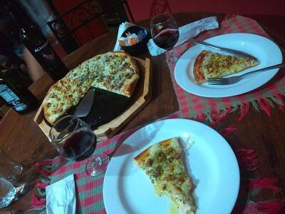 Pizza com vinho em O Alquimista, um dos restaurantes mais antigos de São Thomé das Letras