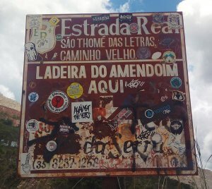 Placa de indicação da Ladeira do Amendoim, localizada a 6 km do centro da cidade de São Thomé das Letras